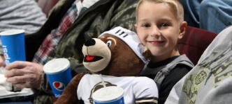 Child at Hershey Bears game